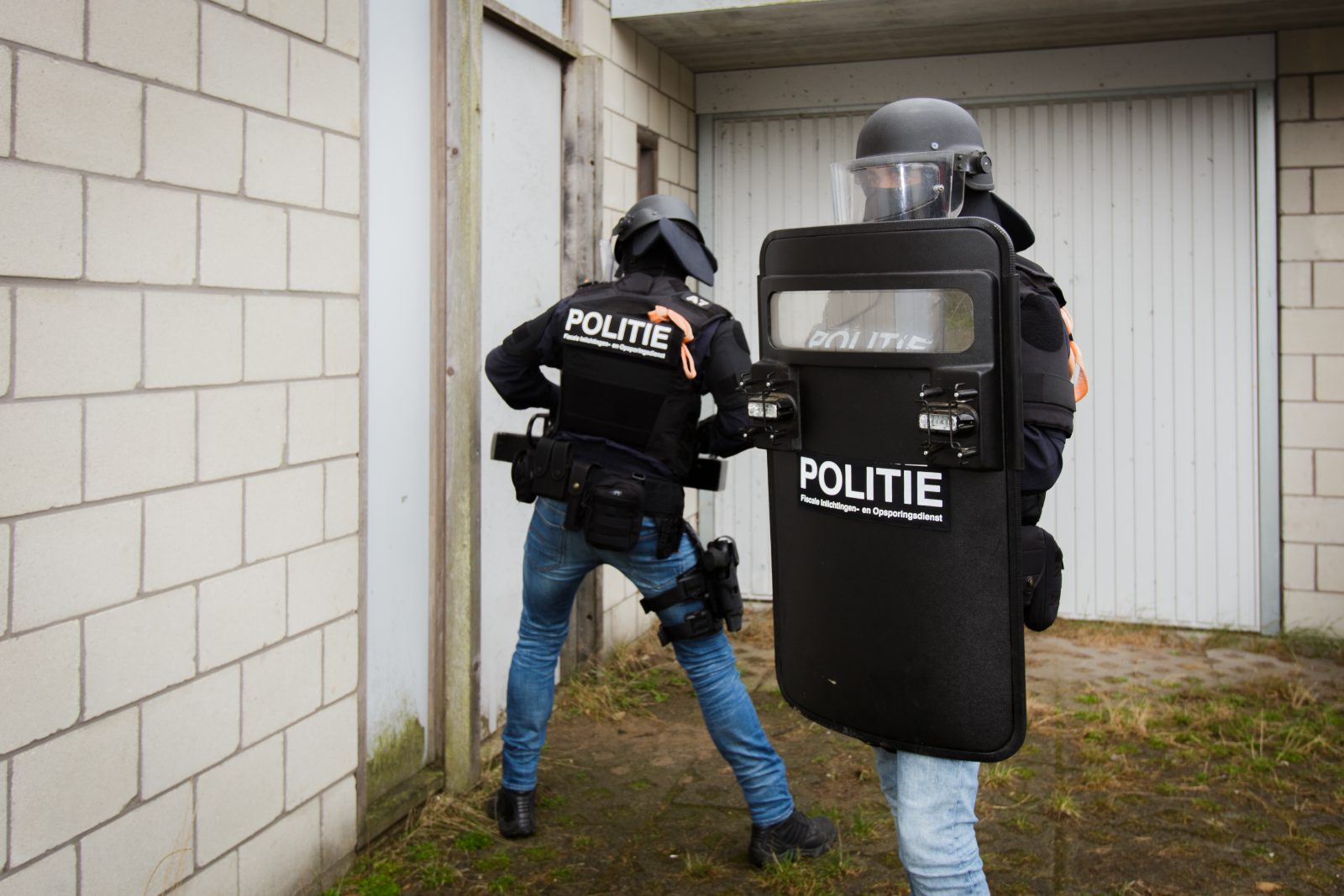 The Special Assistance Team (Team Bijzondere Bijstand or TBB) is the specially trained and armed team of the FIOD that assists in searches. The TBB makes sure that investigation officers and forensic investigators are able to safely do their work. Photo credit: FIOD