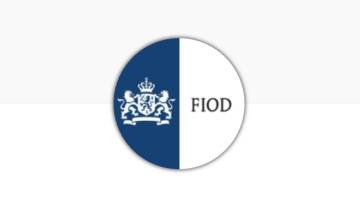 FIOD-logo (ronde versie, linkerdeel blauwe achtergrond met Rijkslogo, rechterdeel witte achtergrond met tekst: FIOD)