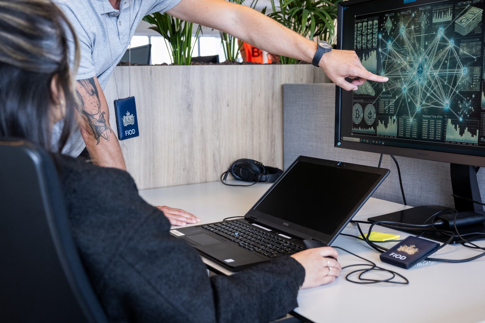 Foto medewerkers achter beeldscherm